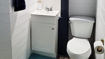 Dusch, hårtork, handdukar och tvål