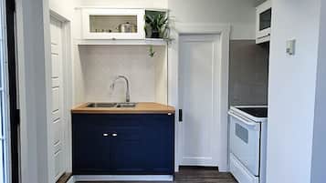 Fridge, oven, stovetop, coffee/tea maker