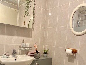 Appartement | Badkamer | Een bad/douchecombinatie, een diep bad, een haardroger, handdoeken