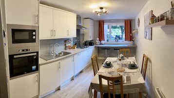 Apartamento | Cozinha privada | Geladeira, micro-ondas, fogão, cooktop