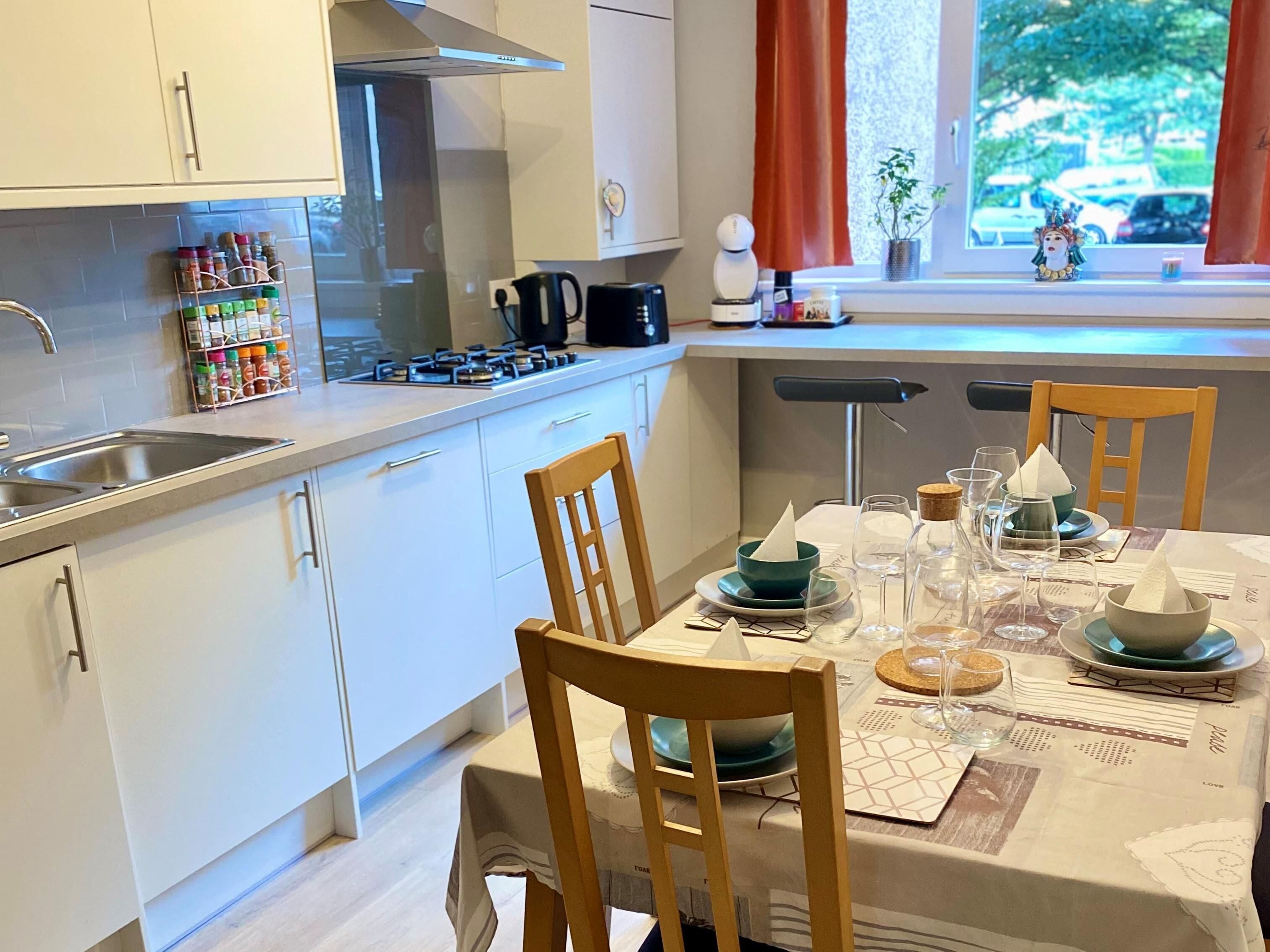 Apartamento | Cozinha privada | Geladeira, micro-ondas, fogão, cooktop