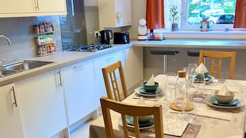 Apartamento | Cozinha privada | Geladeira, micro-ondas, fogão, cooktop