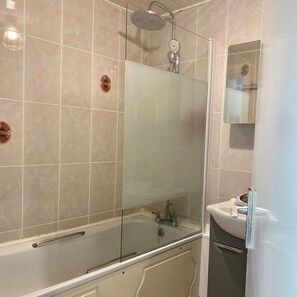 Apartamento | Banheiro | Chuveiro/banheira combinados, banheira de imersão, secador de cabelo 