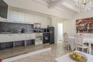 Fridge, microwave, oven, stovetop - Romantic house (Le Château-d'Oléron)