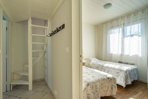 3 bedrooms, travel cot, WiFi