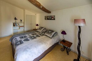 2 habitaciones, tabla de planchar con plancha y cuna de viaje 