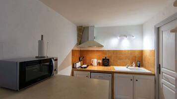 Een koelkast, een microgolfoven, een kookplaat, een vaatwasser