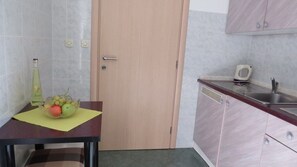 Fridge, stovetop, dishwasher, coffee/tea maker