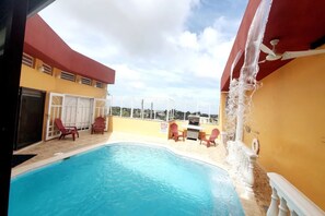 Una piscina cubierta