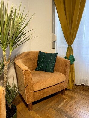 1 habitación, sistema de insonorización y tabla de planchar con plancha 