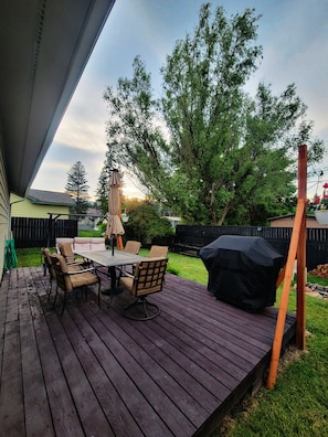 Outdoor dining - Back Yard Oasis, walk to Flathead Lake/downtown minutes from Blacktail Mountain! (Lakeside)