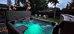 Outdoor spa tub - Back Yard Oasis, walk to Flathead Lake/downtown minutes from Blacktail Mountain! (Lakeside)