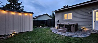 Back Yard Oasis, walk to Flathead Lake/downtown minutes from Blacktail Mountain!