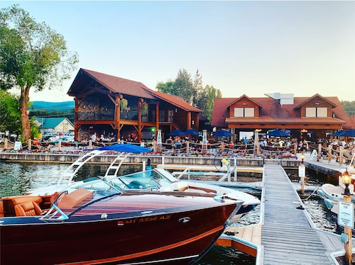 Back Yard Oasis, walk to Flathead Lake/downtown minutes from Blacktail Mountain!