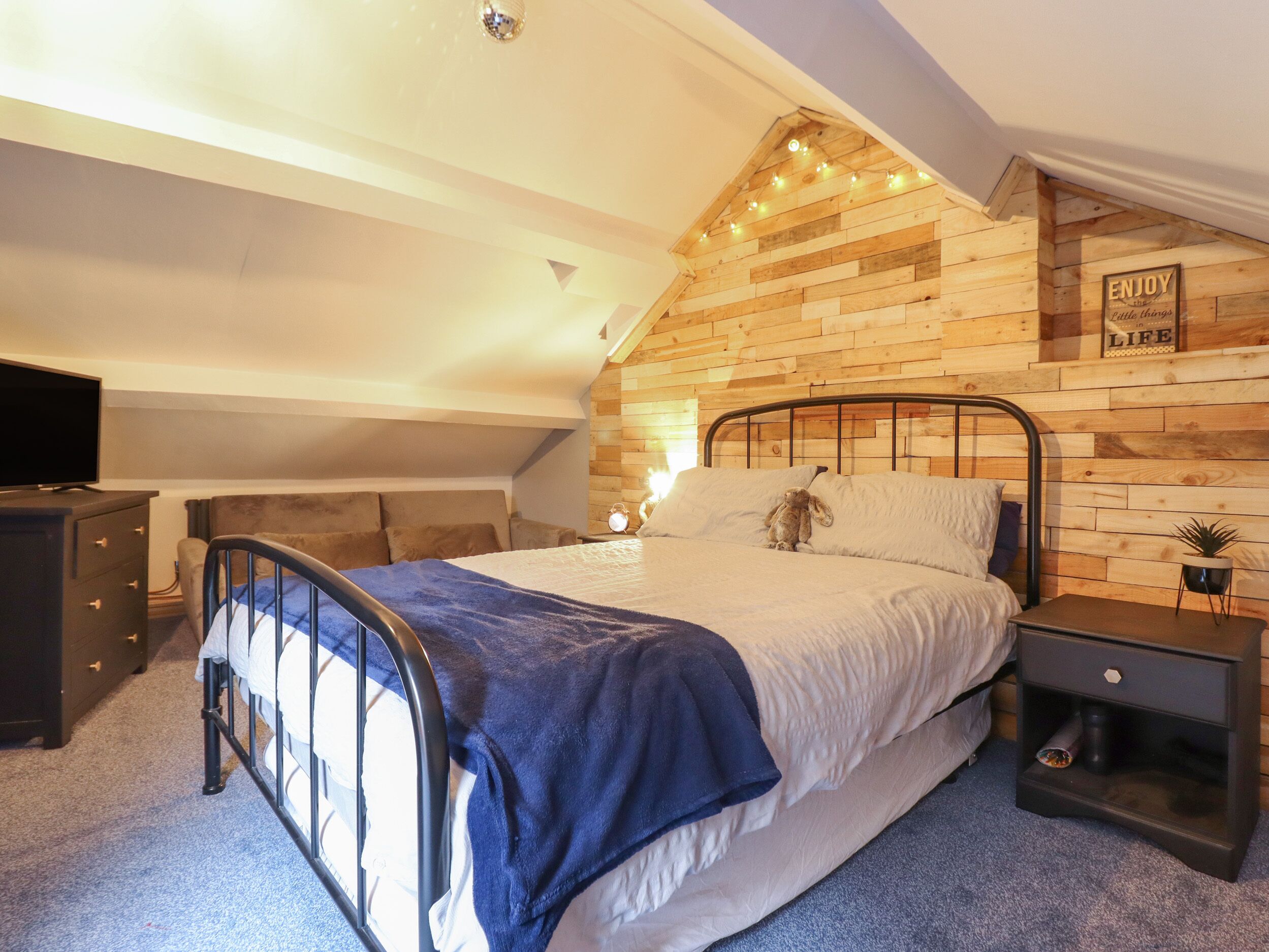 4 habitaciones, decoración personalizada y muebles diferentes 