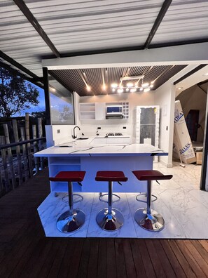 Full-sized fridge, microwave, coffee/tea maker, blender