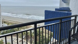 Un balcone con vista sulla spiaggia e sull'oceano.