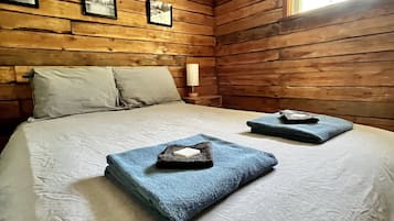 2 habitaciones, escritorio y tabla de planchar con plancha