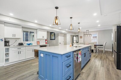 Welcome to the Atlantic Grove, 9 bedrooms 5.5 baths & 2 blocks to the beach.