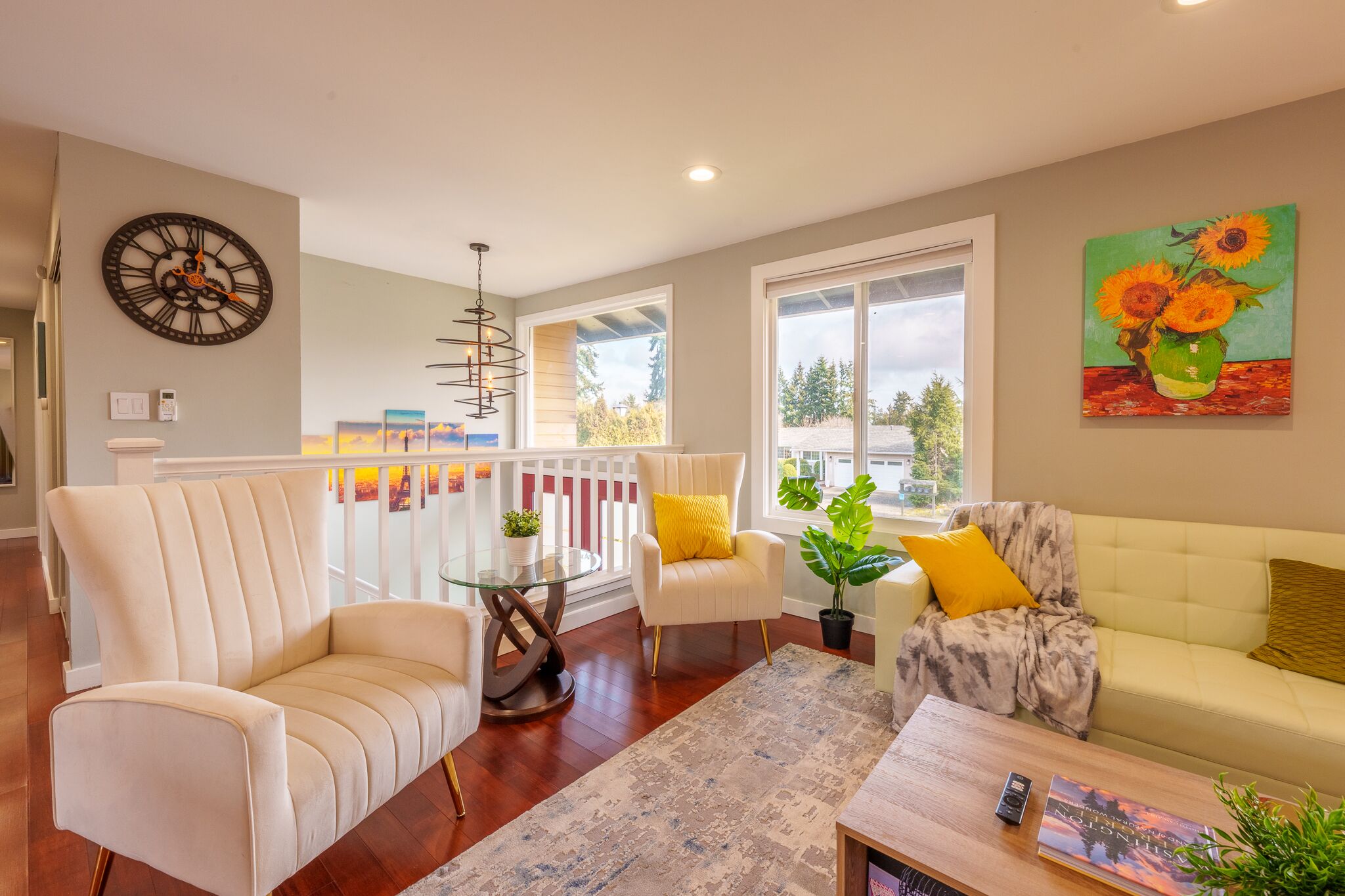 Smart-TV, Kamin, Bücher, Arbeitsbereiche