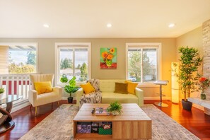Smart TV, chimenea, libros y monitor de computadora 
