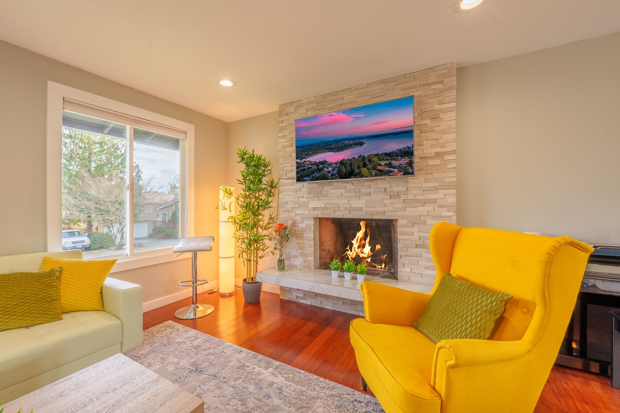 Smart-tv, een open haard, boeken en een kantoor