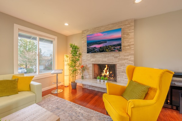 Smart TV, chimenea, libros y oficina