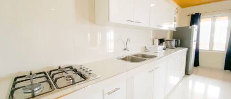 Réfrigérateur, micro-ondes, plaque de cuisson, cafetière/bouilloire