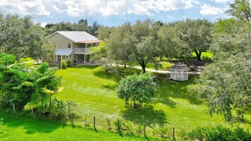 Lovely home. Beautiful & peaceful backyard & outdoor space - Lance & Kathleen