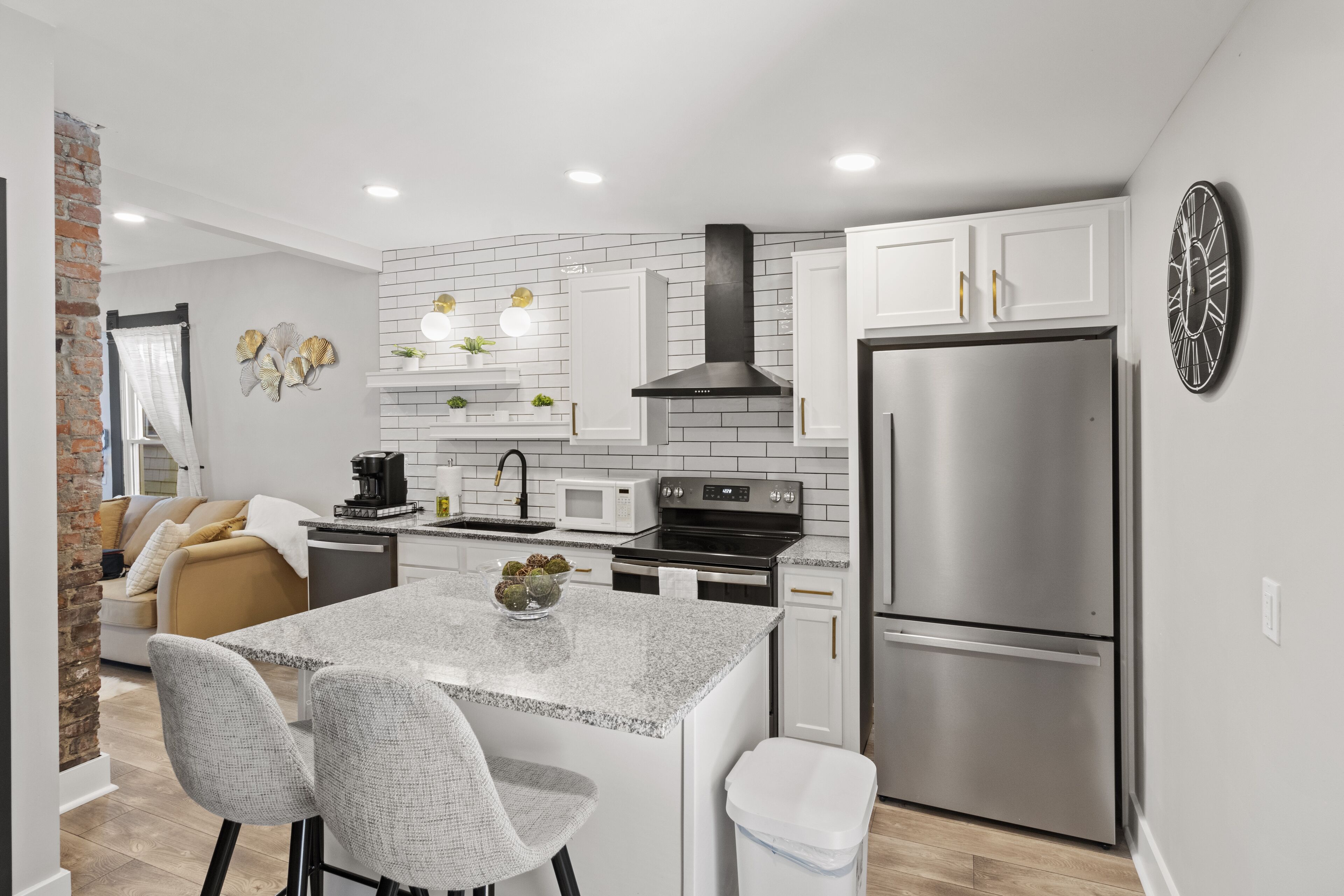 Frigorífico, microondas, horno y placa de cocina