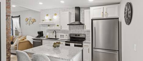 Refrigerador, microondas, horno, placa de cocina