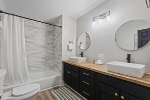 Combined shower/tub, hair dryer, towels, toilet paper - Symphony: Work Friendly & Near Downtown (Jeffersonville)