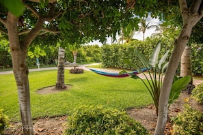 Property grounds - Steps to Surfer's Paradise - Family Beach Condo (Fort Pierce)