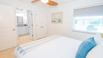 2 habitaciones, escritorio y tabla de planchar con plancha