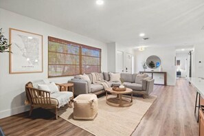 Smart TV, libri, biblioteca musicale, impianto stereo