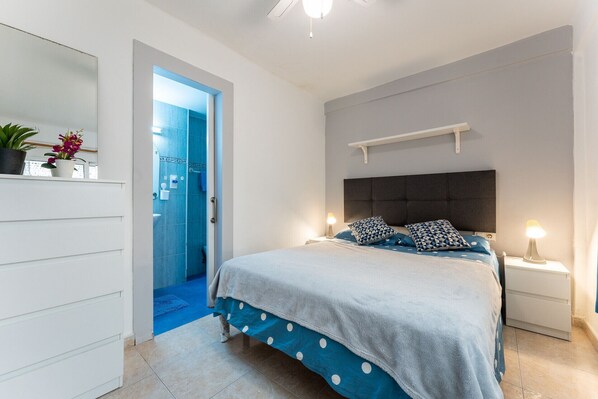 1 slaapkamer, een strijkplank/strijkijzer