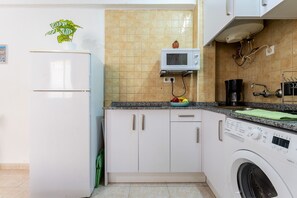 Een koelkast, een magnetron, een oven, een kookplaat