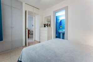 1 makuuhuone, silitysrauta/-lauta