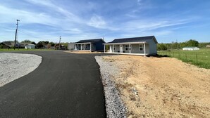 Une maison à deux étages avec un porche couvert et un garage.