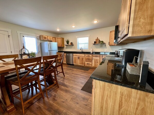 Kjøleskap, mikrobølgeovn, ovn og kokeplater