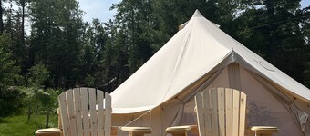 Off Grid Glamping Tent with shared Hot tub, and Sauna!