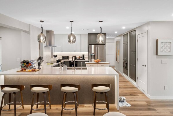 Refrigerador, microondas, horno, placa de cocina