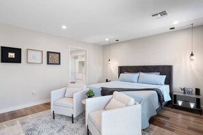 4 habitaciones, tabla de planchar con plancha, wifi y ropa de cama