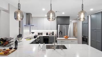 Refrigerador, microondas, horno, placa de cocina