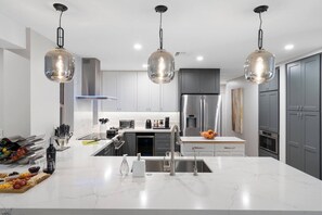 Refrigerador, microondas, horno, placa de cocina