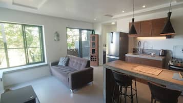 Casa Buda II - Piso Térreo - Garopaba - SC | Cozinha privada | Talheres/pratos/utensílios de cozinha, mesas de jantar, cozinha com ilha