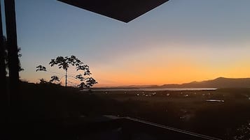 Chalet de luna de miel, chimenea, vista a la montaña | Vista al lago