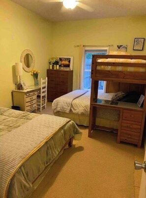 2 bedrooms, desk, travel crib, free WiFi - Family Legacy Resort, Making great family memories (Allegan)