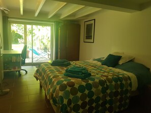 4 bedrooms, iron/ironing board, WiFi, bed sheets - Villa Bambou, a green setting in the heart of the city (Auray)
