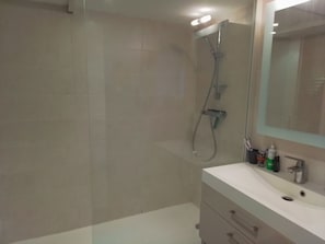 Shower, hair dryer, towels, toilet paper - Villa Bambou, a green setting in the heart of the city (Auray)